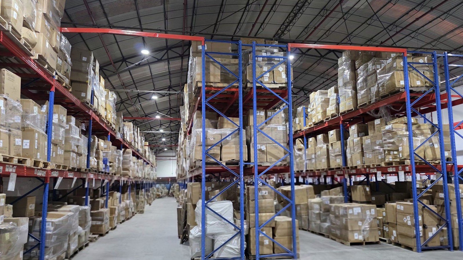 Pasillo amplio con racks y mercancia organizada