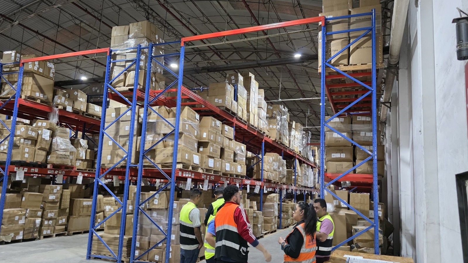 Area operativa con personal y racks de almacen