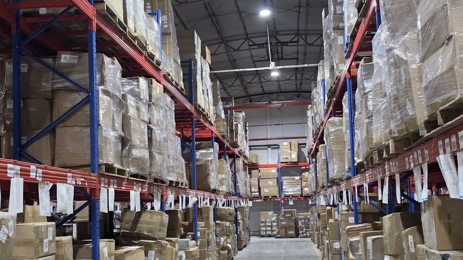 Vista de pasillo de almacen con mercancia organizada