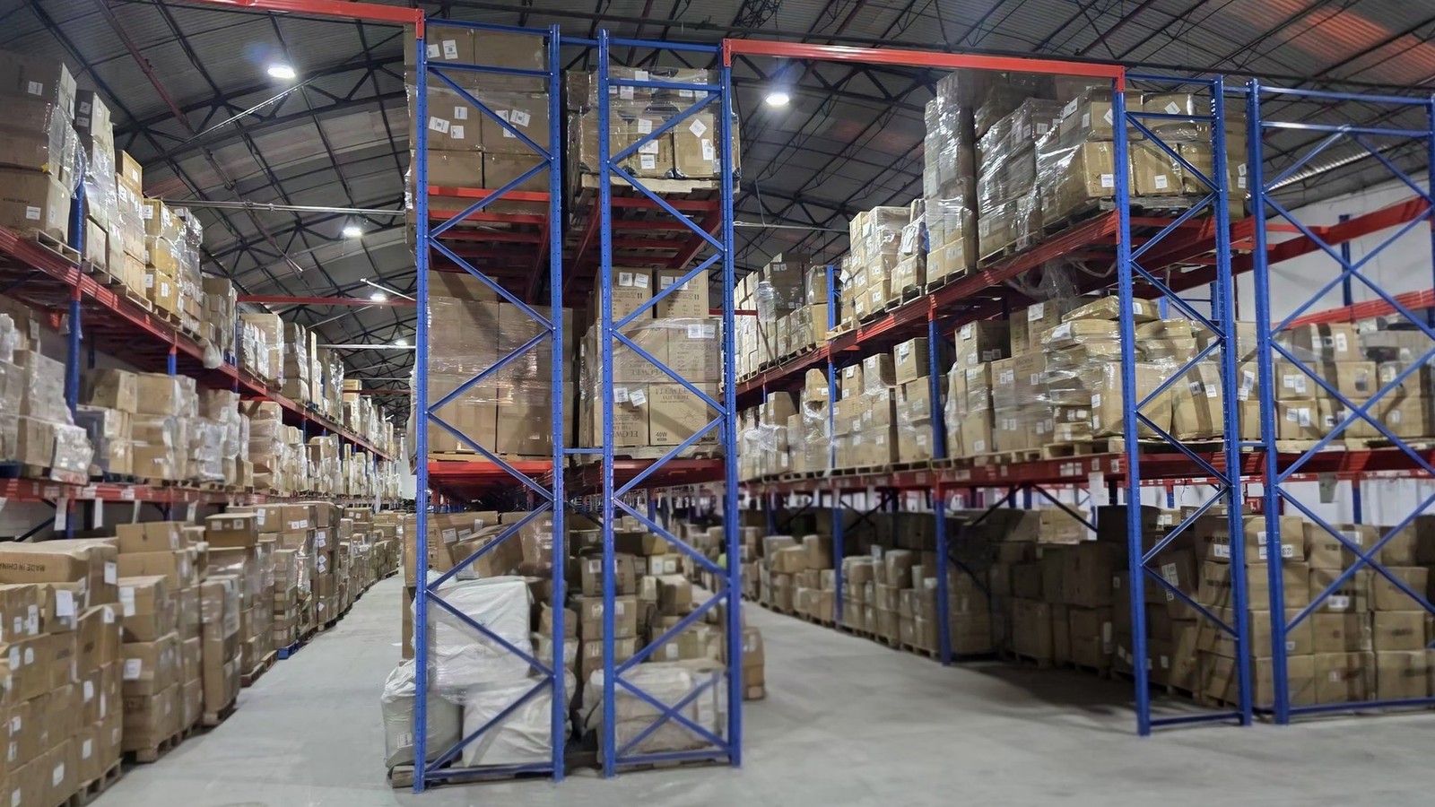 Racks con inventario y piso limpio en bodega