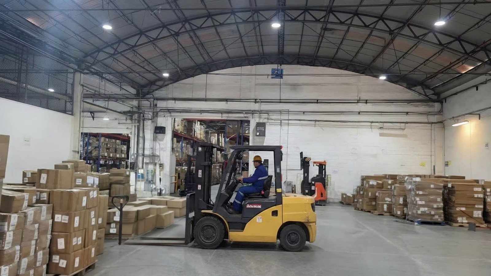 Montacargas operando en zona de almacen