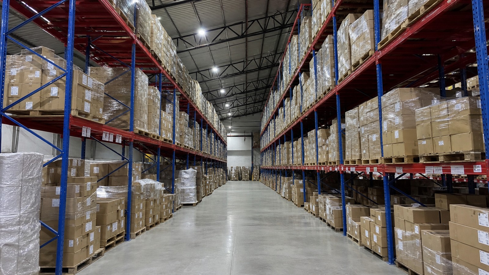Zona de racks para inventario y preparacion