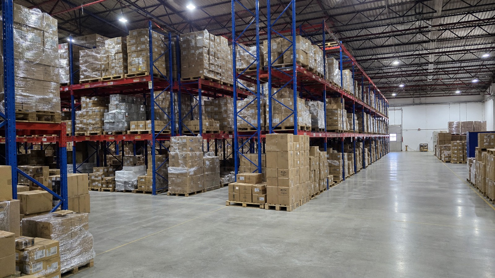 Vista amplia de bodega con flujo operativo