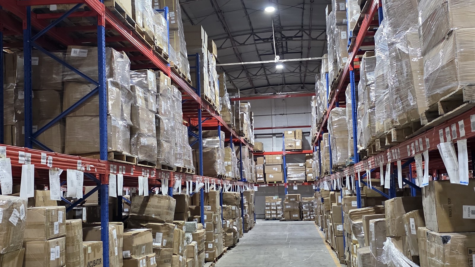 Inventario almacenado en tarimas y racks